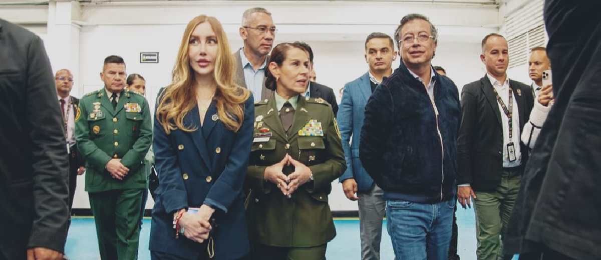 Descripción imagen: Ministra Diana Morales caminando junto al presidente Gustavo Petro, oficiales de la Policía y personas.