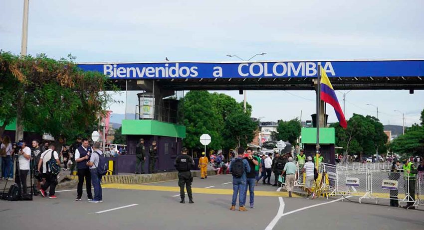 Entrada en forma de peaje a la frontera con Venezuela, con el letrero 