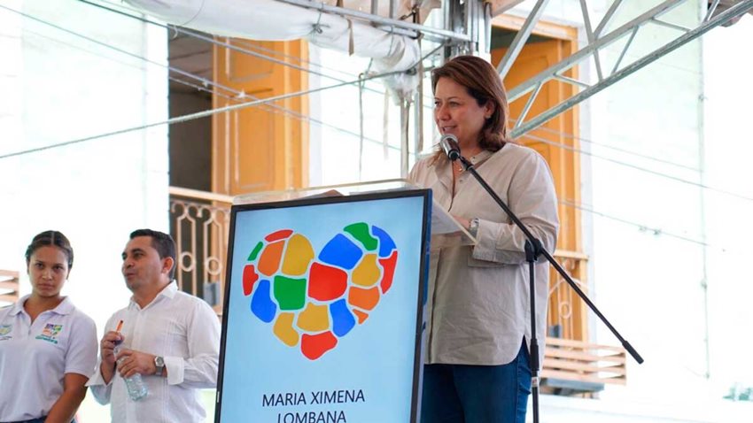 Ministra Ximena Lombana en el escenario presentando los Pueblos que Enamoran, en Ginebra, Valle del Cauca.
