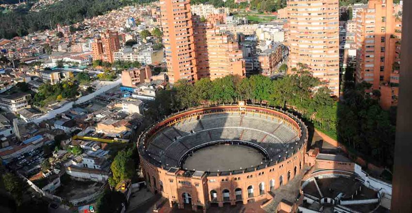Foto panorámica, de día, de la Plaza La Santamaría en Bogotá.