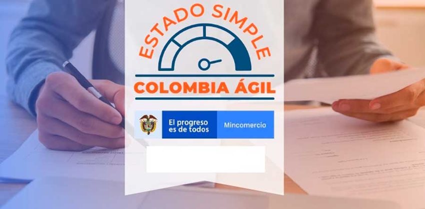 Logo de letras azules y naranjas, de Estados Simple, Colombia Ágil, sobre las manos de una persona con papeles