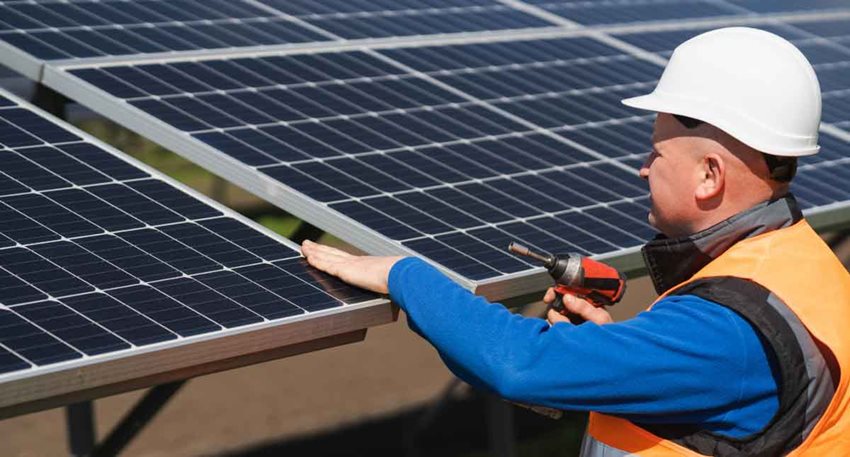 Hombre instalando panel solar.