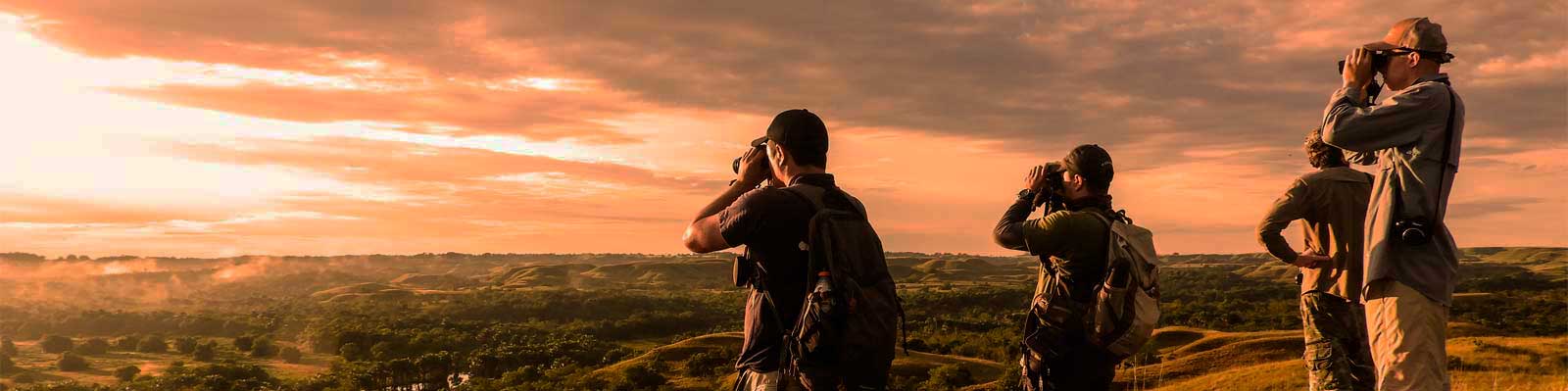 imagen de: Turistas observando por binoculares el paisaje.
