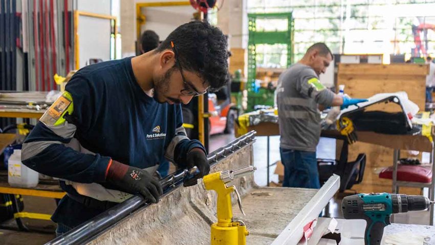 Hombres trabajando en taller.