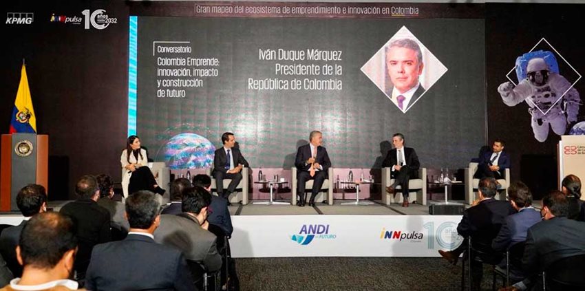Presidente Iván Duque Márquez, junto a funcionarios, presentando el informe ‘ColombiaTech Report 2021’.
