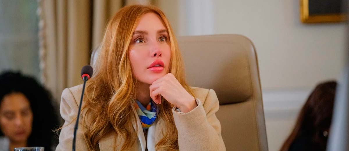 Descripción imagen: Ministra Diana Marcela Morales prestando atención en medio de una reunión de directivos.