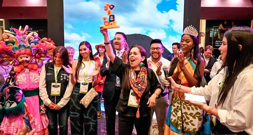 Personas celebrando en stand de la Vitrina Turística de Anato 2024.