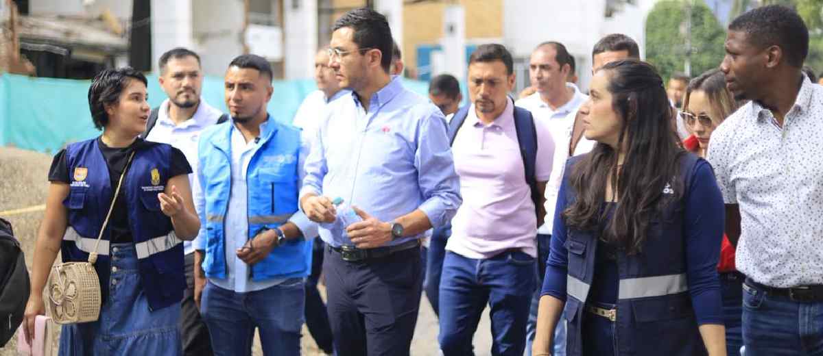 Descripción imagen: Manuel Naranjo caminando con personas alrededor, por las calles de Cali.