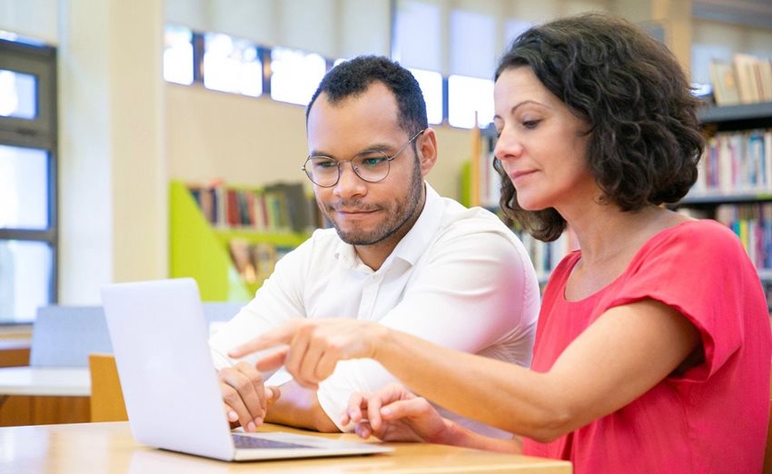Equipo de trabajo asistiendo a curso virtual 