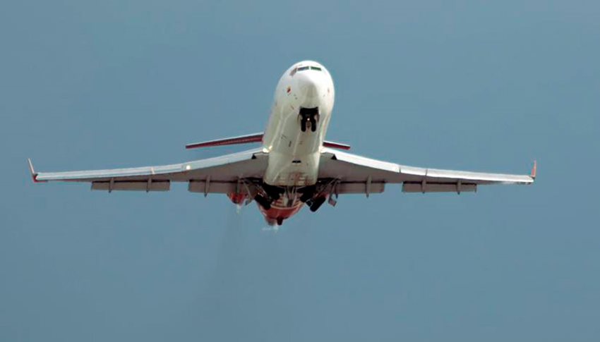 Avión despegando para tomar curso en el cielo.