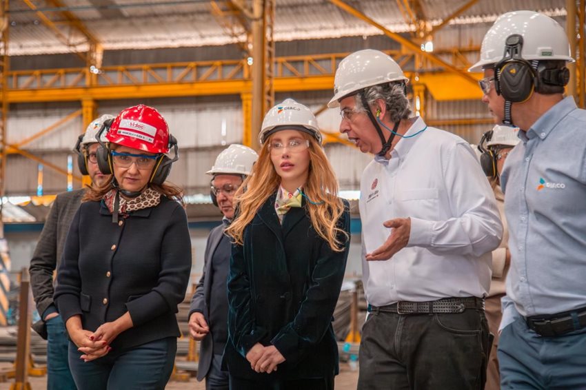 Ministra Diana Morales en fábrica.