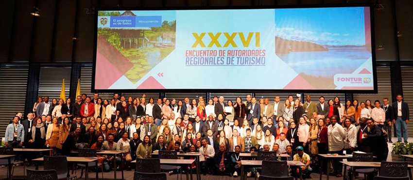 Participantes y funcionarios del Gobierno durante el XXXVI Encuentro de Autoridades Regionales de Turismo.