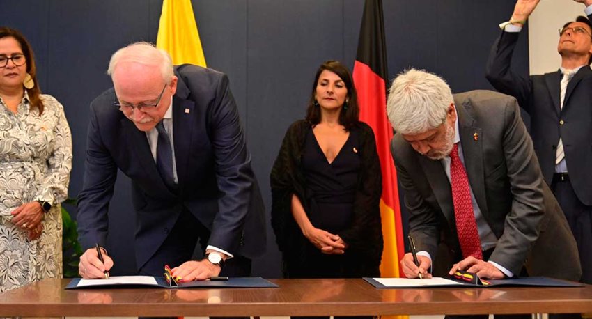 Ministro Germán Umaña, junto a funcionario alemán, firmando convenio para impulsar industria del hidrógeno.