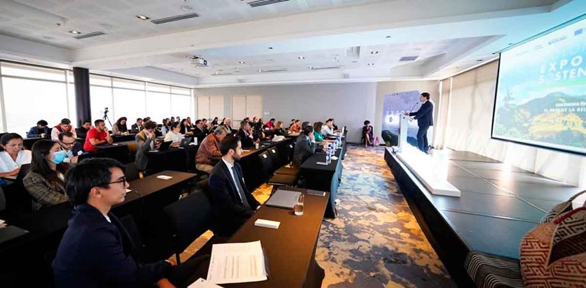 Viceministro Luis Felipe Quintero hablando al público desde el escenario.