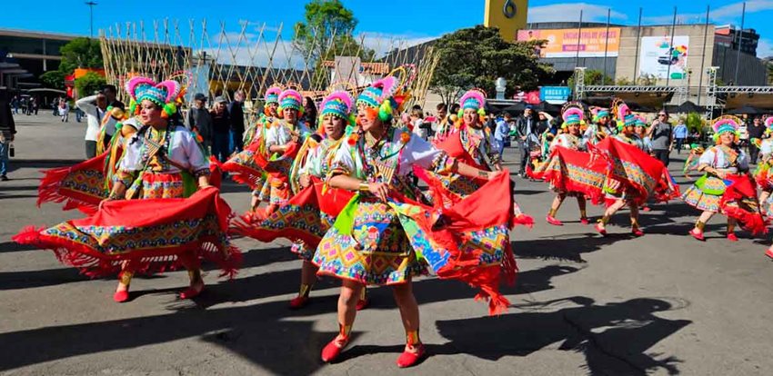 Personas con trajes típicos de Pasto bailando en medio de Corferias.