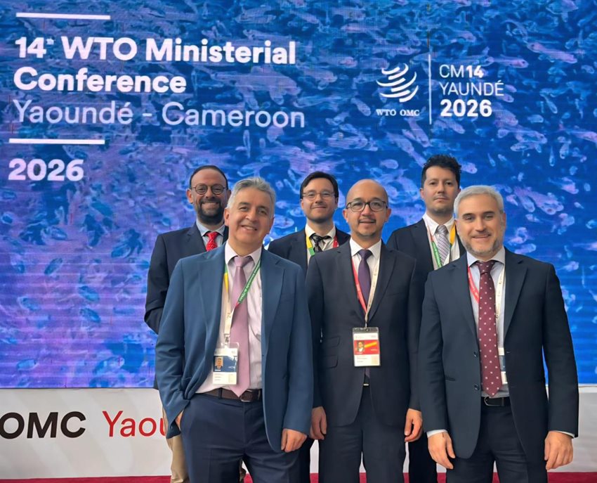 Hombres de traje posando para la foto.