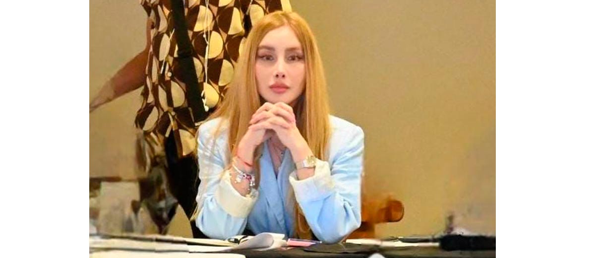 Descripción imagen: Ministra Diana Morales sentada, con las manos cruzadas bajo su mentón, prestando atención en medio de reunión.