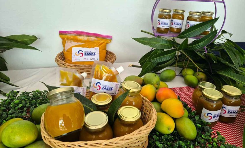 Mangos y productos de mango expuestos sobre una mesa.