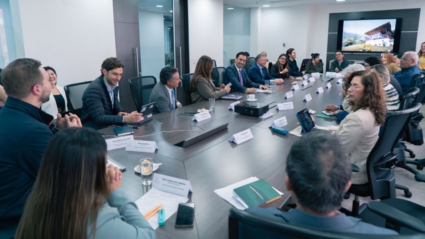 Gremios del sector turístico reunidos en sala de juntas en agenda de trabajo
