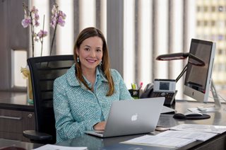 Mujer trabajando en computador