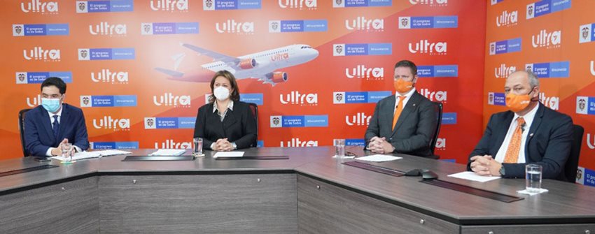 Ministra Lombana, viceministro Cárdenas y directivos de Ultra Air en el anuncio de régimen de megainversiones.