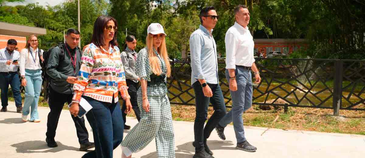 Descripción imagen: Ministra Diana Morales caminando, juntos a otras personas, por Ecoparque El Vergel.