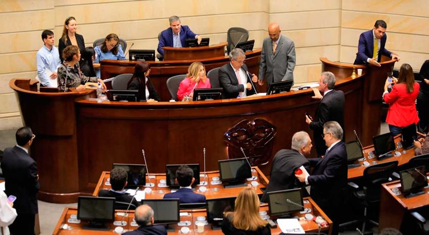 Personas dentro de la sala del Congreso, debatiendo.