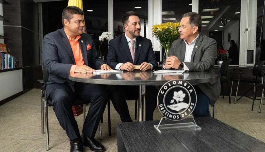 El viceministro de turismo, el gerente de Fontur y el alcalde de Miranda (Cauca) sentados frente a una mesa.