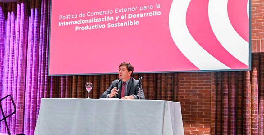 Viceministro de Comercio Exterior, Luis Felipe Quintero, hablando al público, sentado desde una mesa.