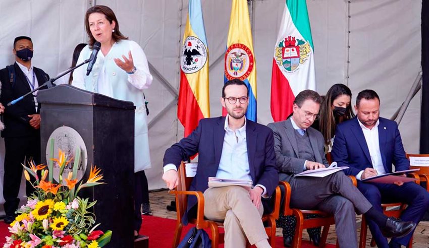 Ministra Ximena Lombana en el atril, junto a funcionarios del Gobierno, presentando 'Colombia en Mapas'.