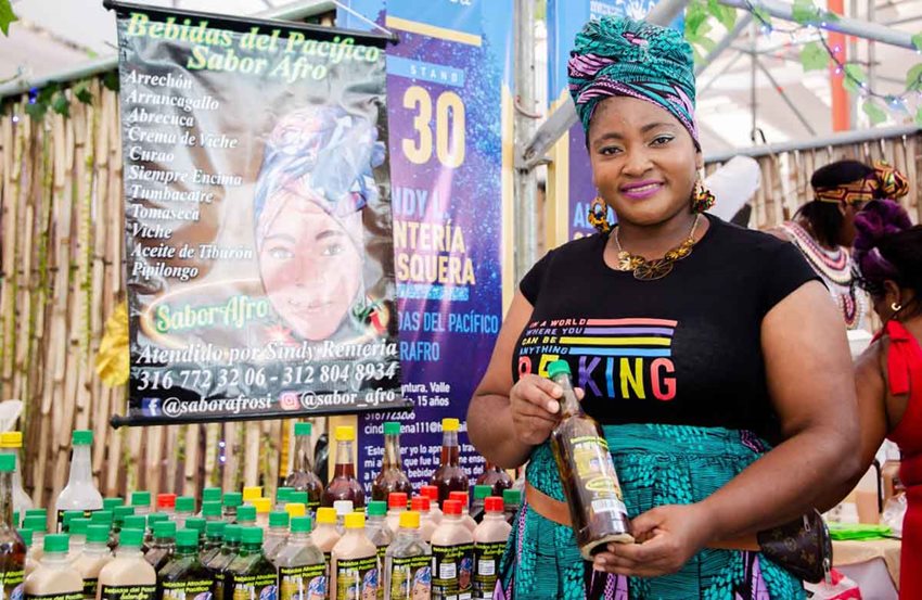 Mujer afrocolombiana exhibiendo sus productos a la venta.