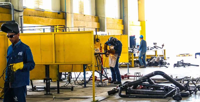 Hombres con equipo de seguridad soldando piezas. 