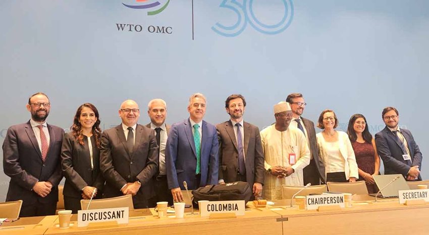 Hombres y mujeres, de traje, posando para la foto.