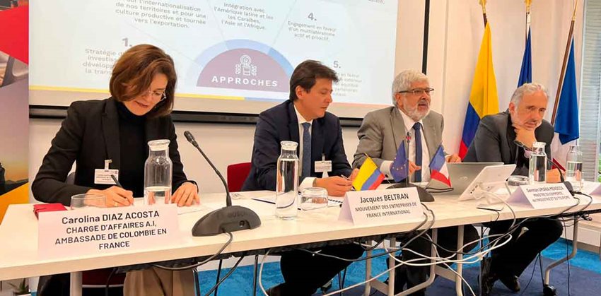 Delegados de los gobiernos colombiano y francés durante una reunión.
