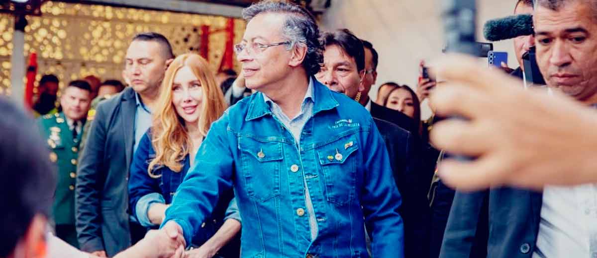 Descripción imagen: Presidente Petro, junto a la ministra Diana Morales, caminando y saludando a las personas.