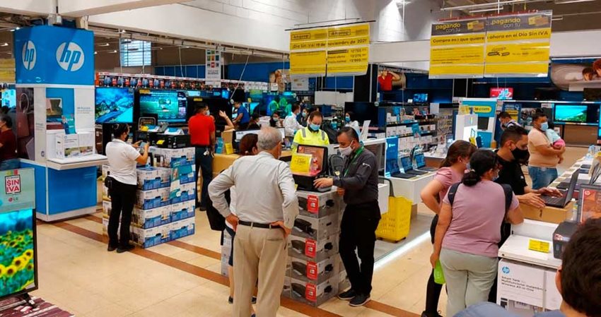 Personas comprando equipos tecnológicos, en almacenes de cadena, en el segundo día sin IVA 2021.
