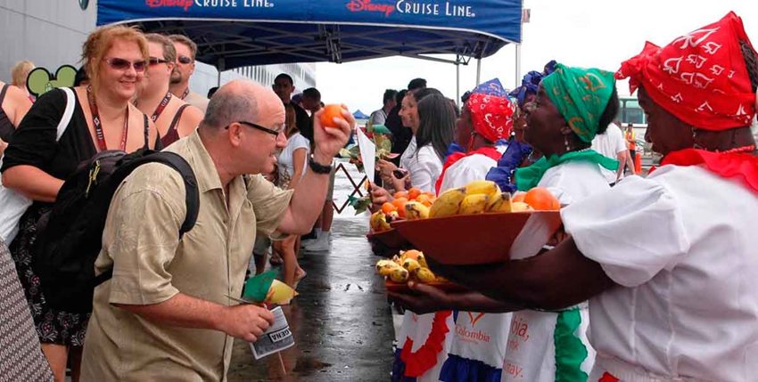 Personas bajándose de un crucero y hablando con habitantes del lugar.