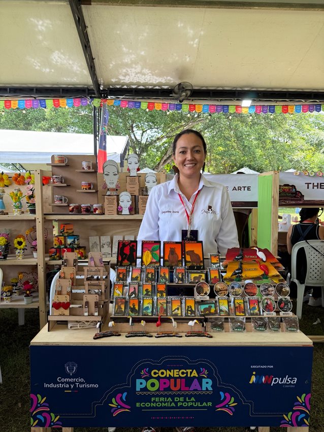 Mujer vendiendo productos en el estand