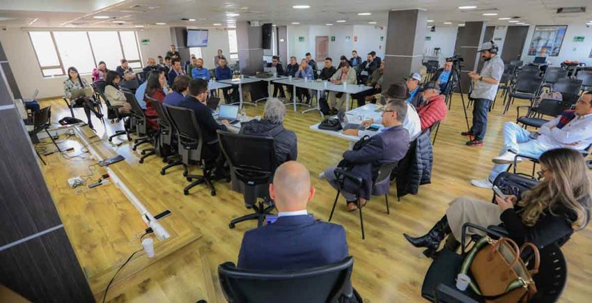 Personas reunidas alrededor de una mesa, dialogando.