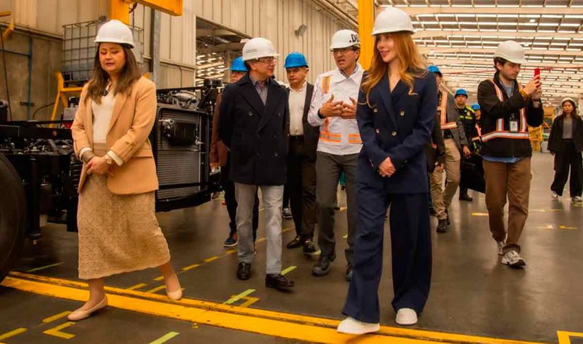 Ministra Diana Morales y presidente Gustavo Petro caminado con personas en medio de planta de producción.