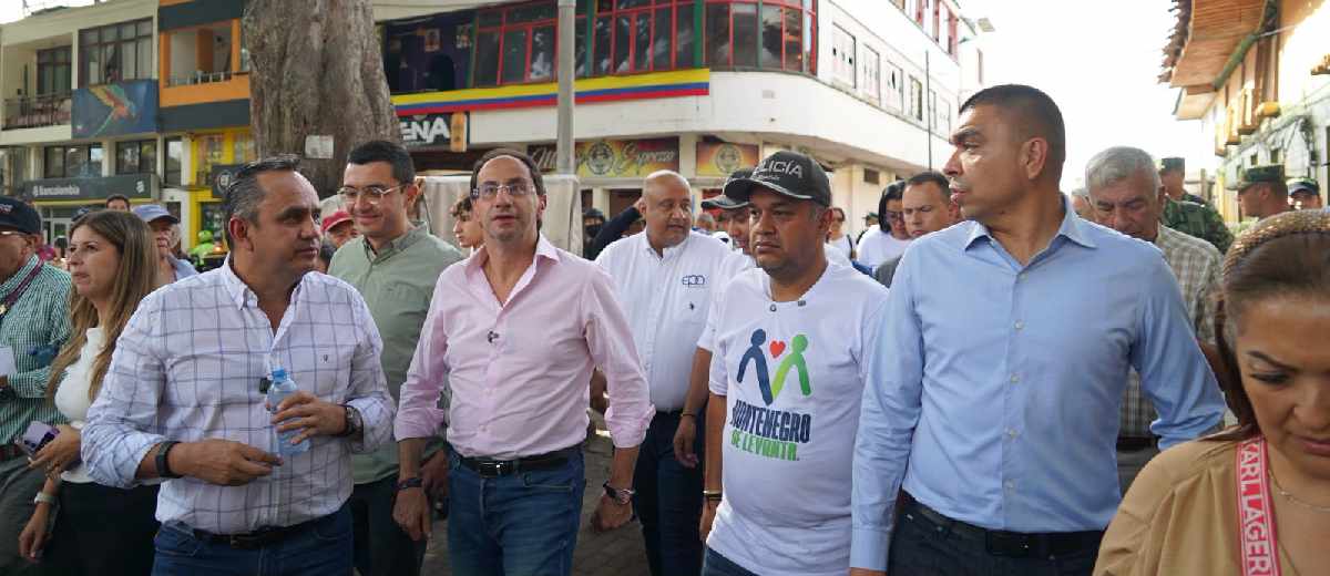 Descripción imagen: Vicepresidente José Manuel Restrepo y viceministro Manuel Naranjo caminando con personas por calles de pueblo.