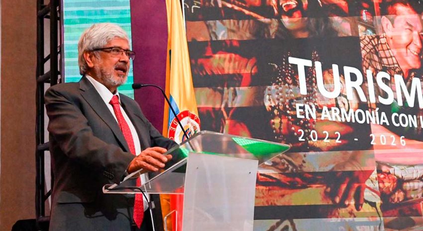 El ministro de Comercio, Industria y Turismo, Germán Umaña, hablando en un atril.