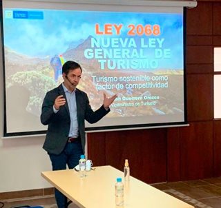 Viceministro de Turismo, Julián Guerrero Orozco, exponiendo las ventajas de la nueva Ley General de Turismo.