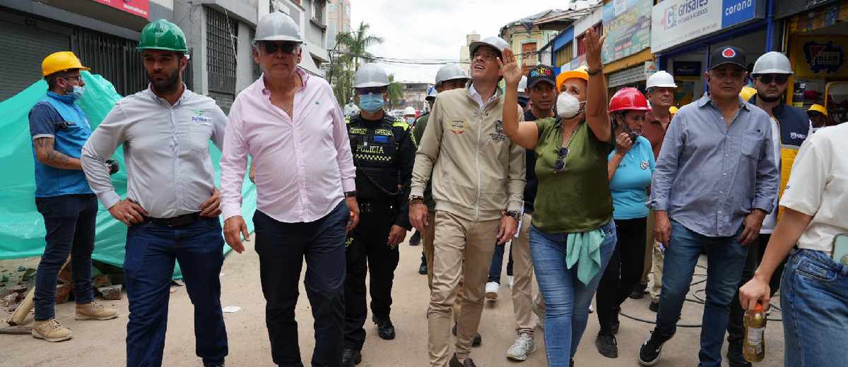 Descripción imagen: Ministro Mauricio Gómez Amín caminando con personas en medio de los escombros por el terremoto en Pereira.