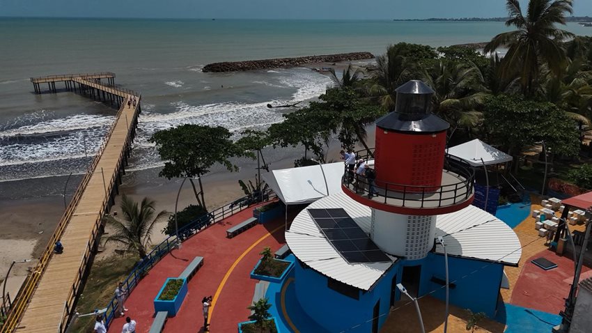 Foto panorámica, de día, del Mirador Turístico de Arboletes, con muelle y vista al mar.