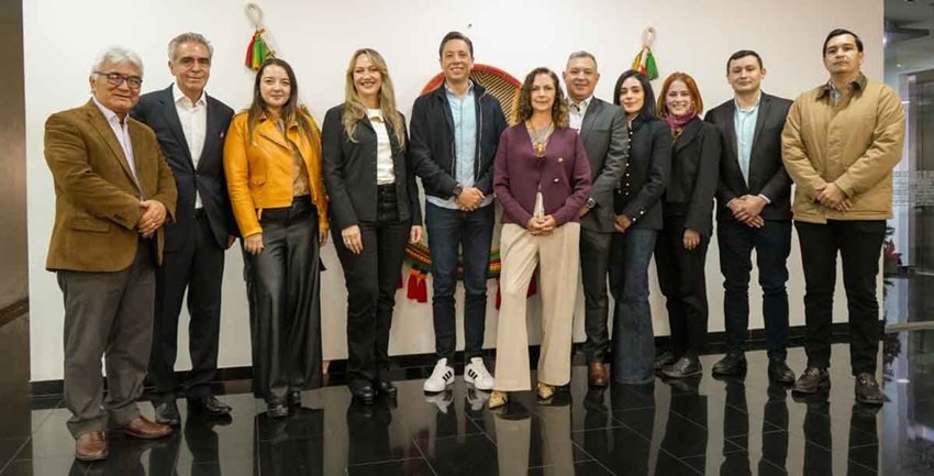 Hombres y mujeres, de pie, posando para la foto.