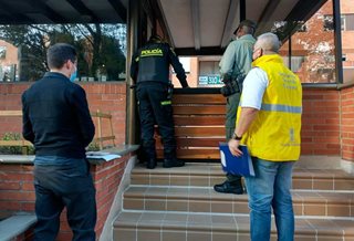 Personal de la Policía de Turismo y el MinCIT cerrando establecimiento de hospedaje en Medellín, Antioquia.