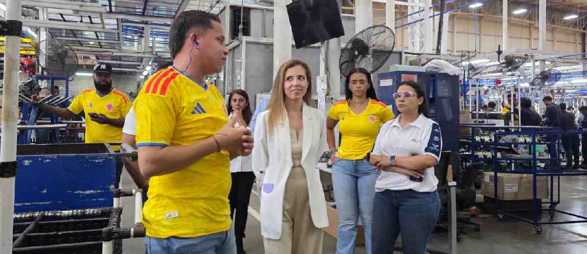 Descripción imagen: Viceministra de Comercio Exterior (e), Sofía Cañón, visitando a empresa ensambladoras de motocicletas.