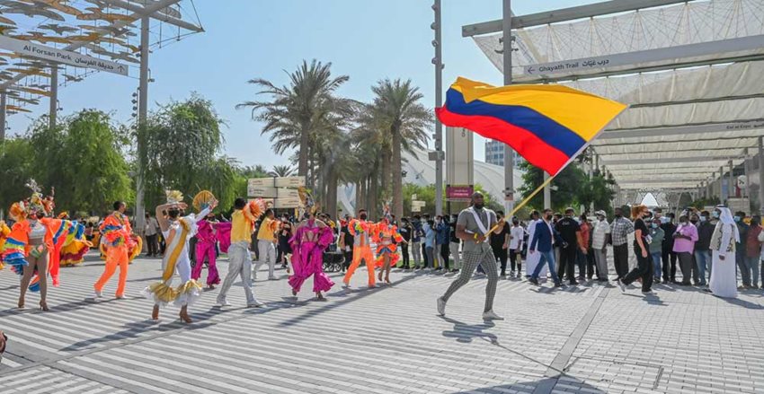 Colombianos con trajes típicos del país y con la bandera, desfilando en Expo Dubái.