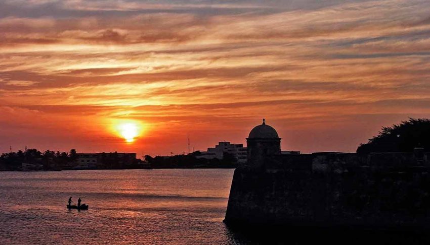 Foto panorámica, al atardecer, de una parte de la Ciudad Amurallada en Cartagena y el mar.